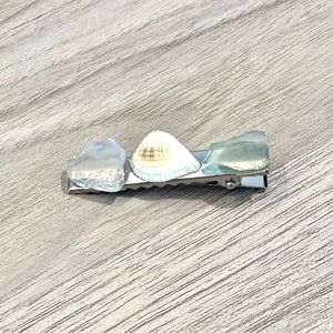 179. Beachy hair clip